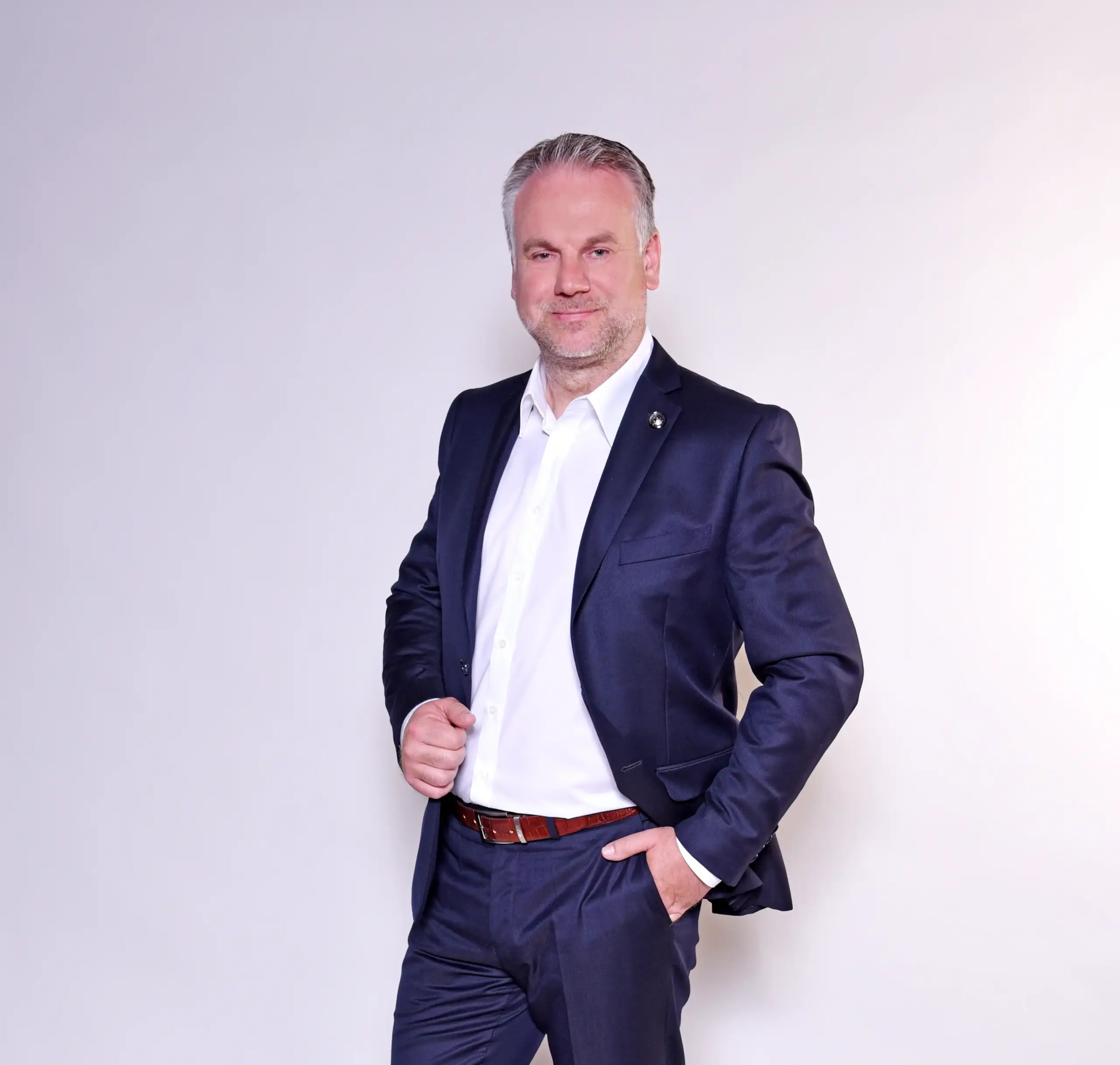 Christian Vogt, Geschäftsführer von ONOX, in professioneller Pose vor einer Betonwand